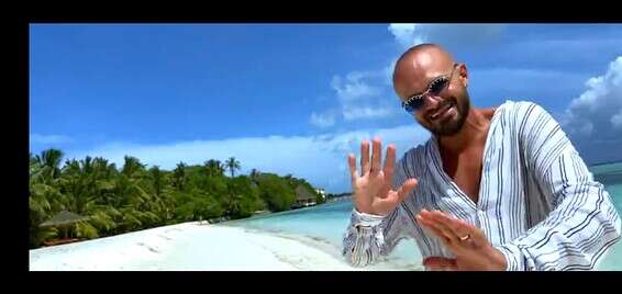 אברהם טל במלדיביים // צילום מסך מתוך הקליפ